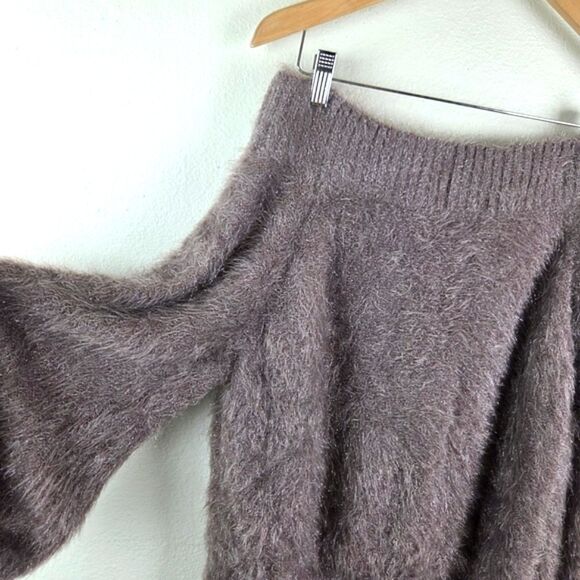 Women's Express NWT Cold Shoulder Brown Fuzzy Big Sleeve Sweater Size Large - Picture 8 of 8